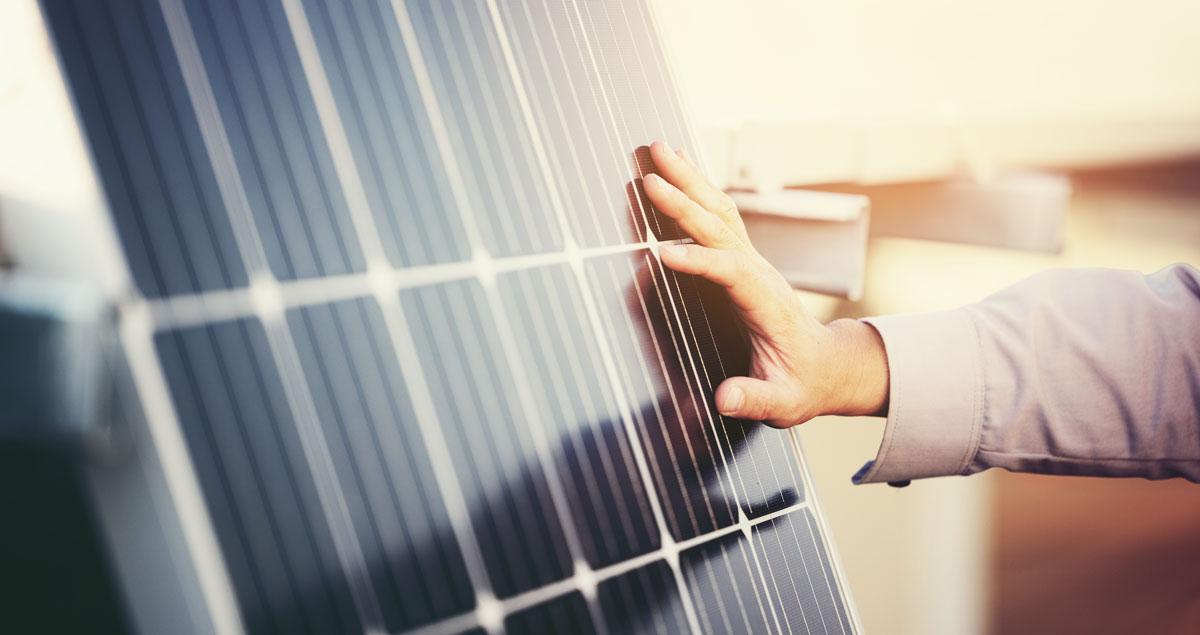 Tecnico durante il controllo di un pannello fotovoltaico