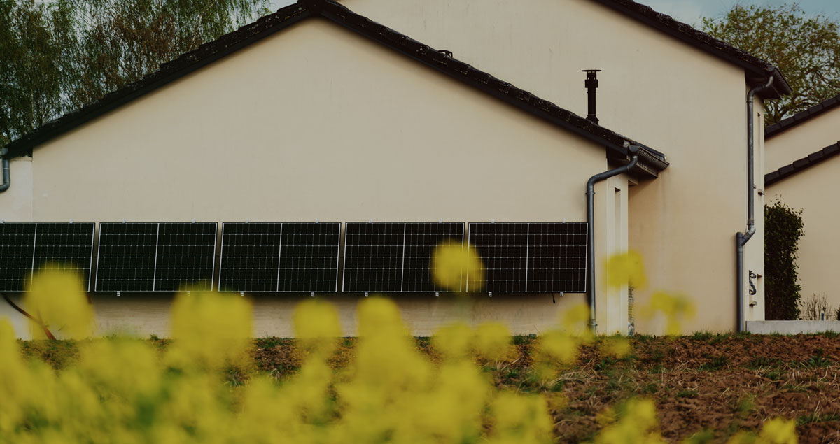 Pannelli fotovoltaici installati sulla facciata laterale di una casa